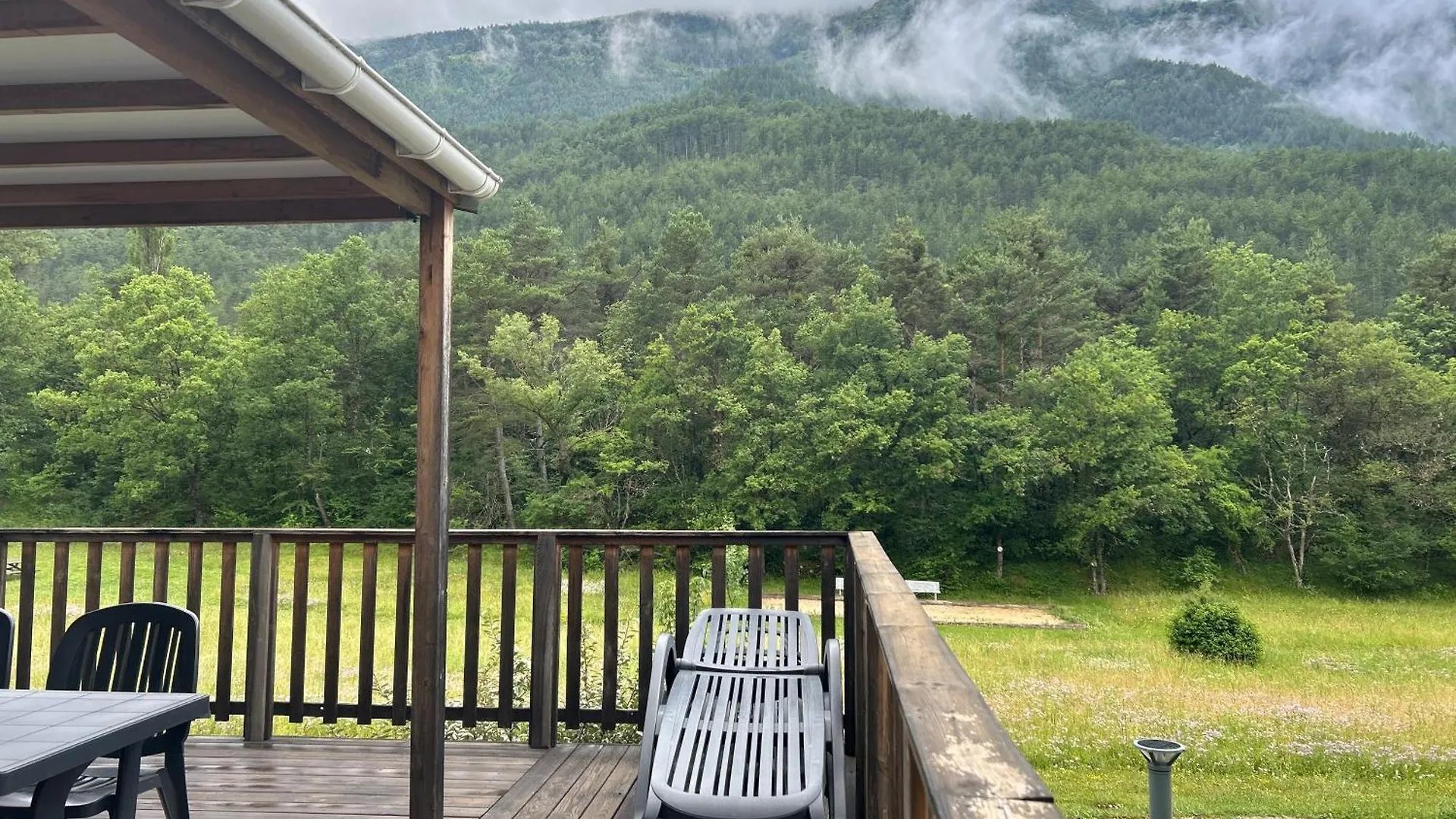 Camping Les Framboiseilles 卡斯特拉讷 营地