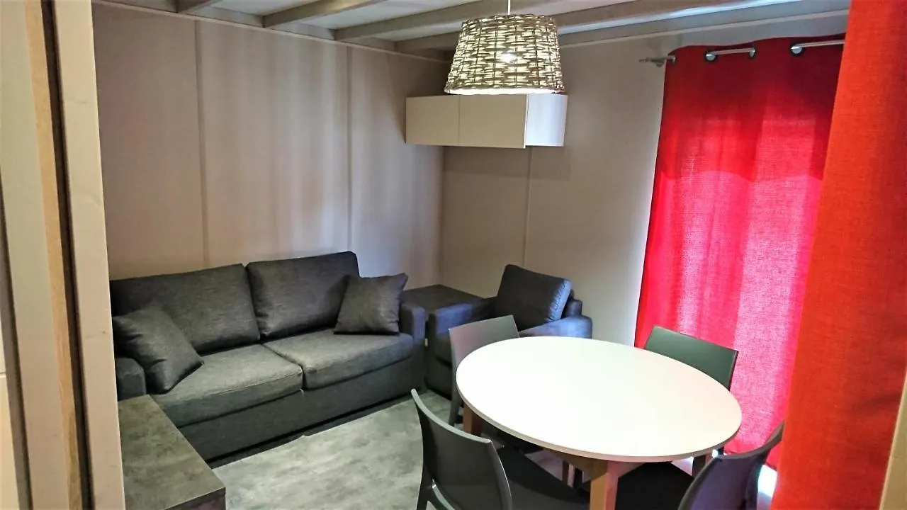 营地 Camping Les Framboiseilles 卡斯特拉讷